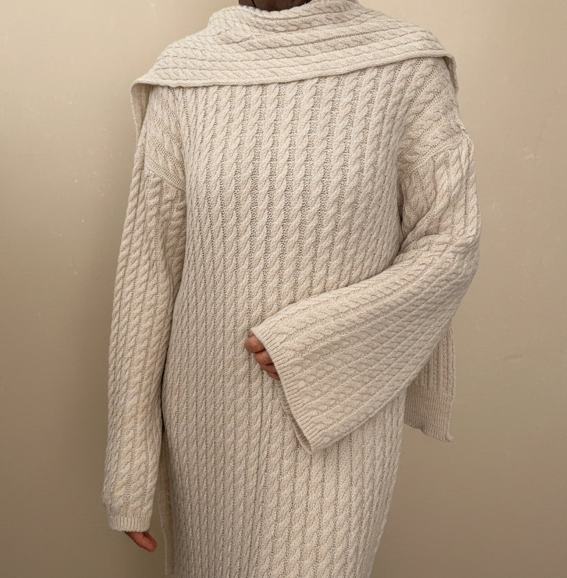 Strickkleid mit passendem Schal